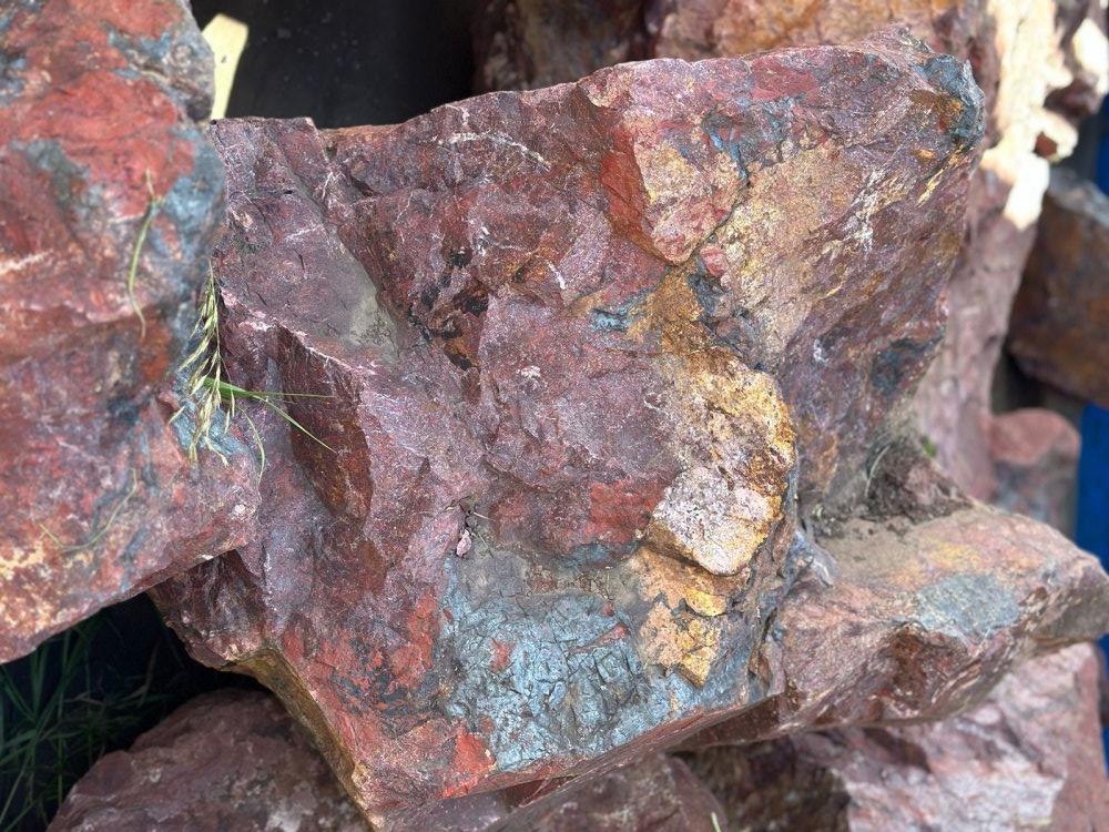 Камни для ландшафтного дизайна красно-фиолетовые 10-60 килограмм купить в Волгоградской области