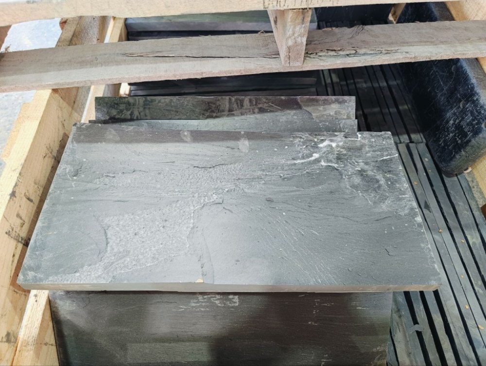 чёрная каменная плитка