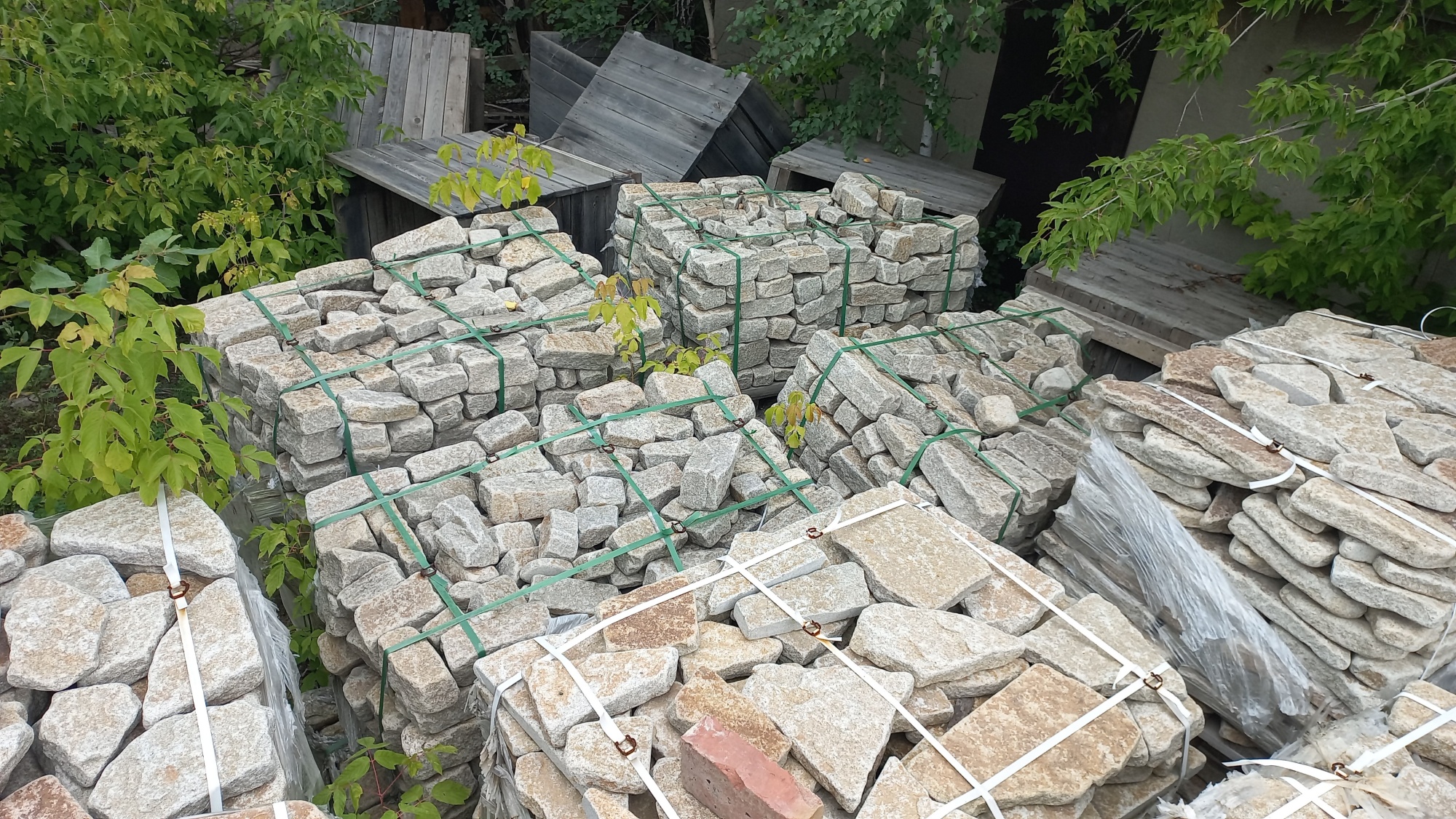 Плитняк галтованный гранитный для ландшафтного дизайна купить в Волгоградской области