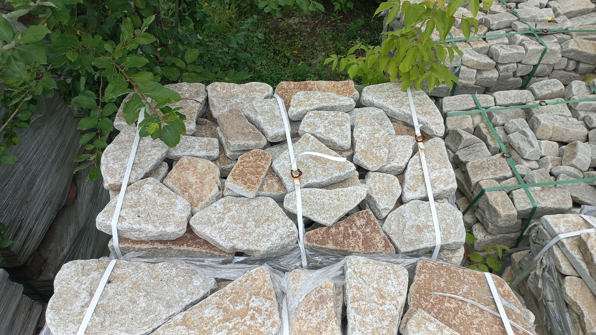 Плитняк галтованный гранитный для ландшафтного дизайна купить в Волгоградской области