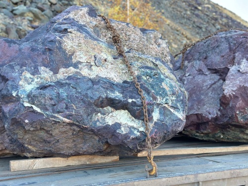 Огромные красно-фиолетовые валуны для ландшафтного дизайна весом более 5 тонн купить в Волгоградской области