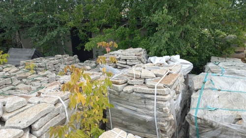 Плитняк галтованный гранитный для ландшафтного дизайна купить в Волгоградской области