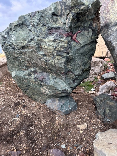 Гигантские зелёные валуны для ландшафтного дизайна весом более 5 тонн купить в Волгоградской области