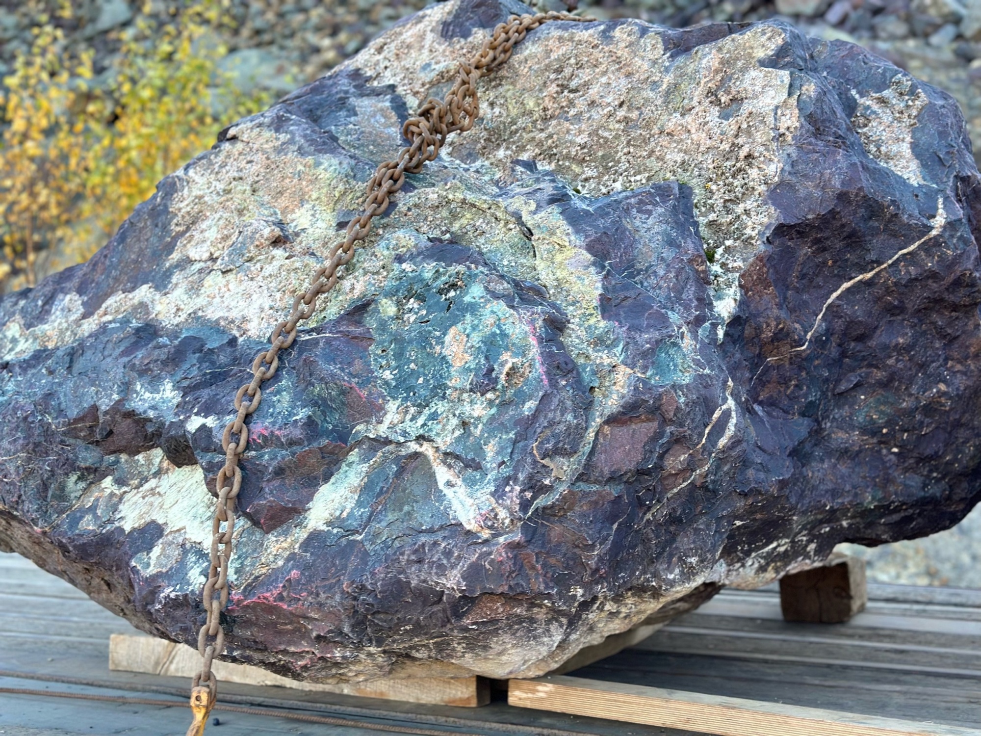 Огромные красно-фиолетовые валуны для ландшафтного дизайна весом более 5 тонн купить в Волгоградской области