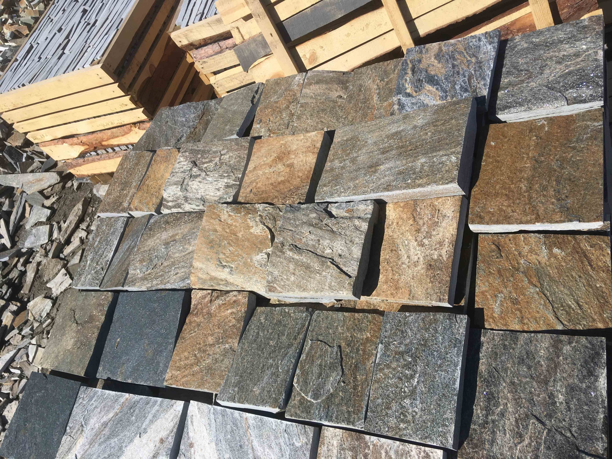 Плитка пилёная златолит Уральский для цоколя, отмостки купить в Волгоградской области