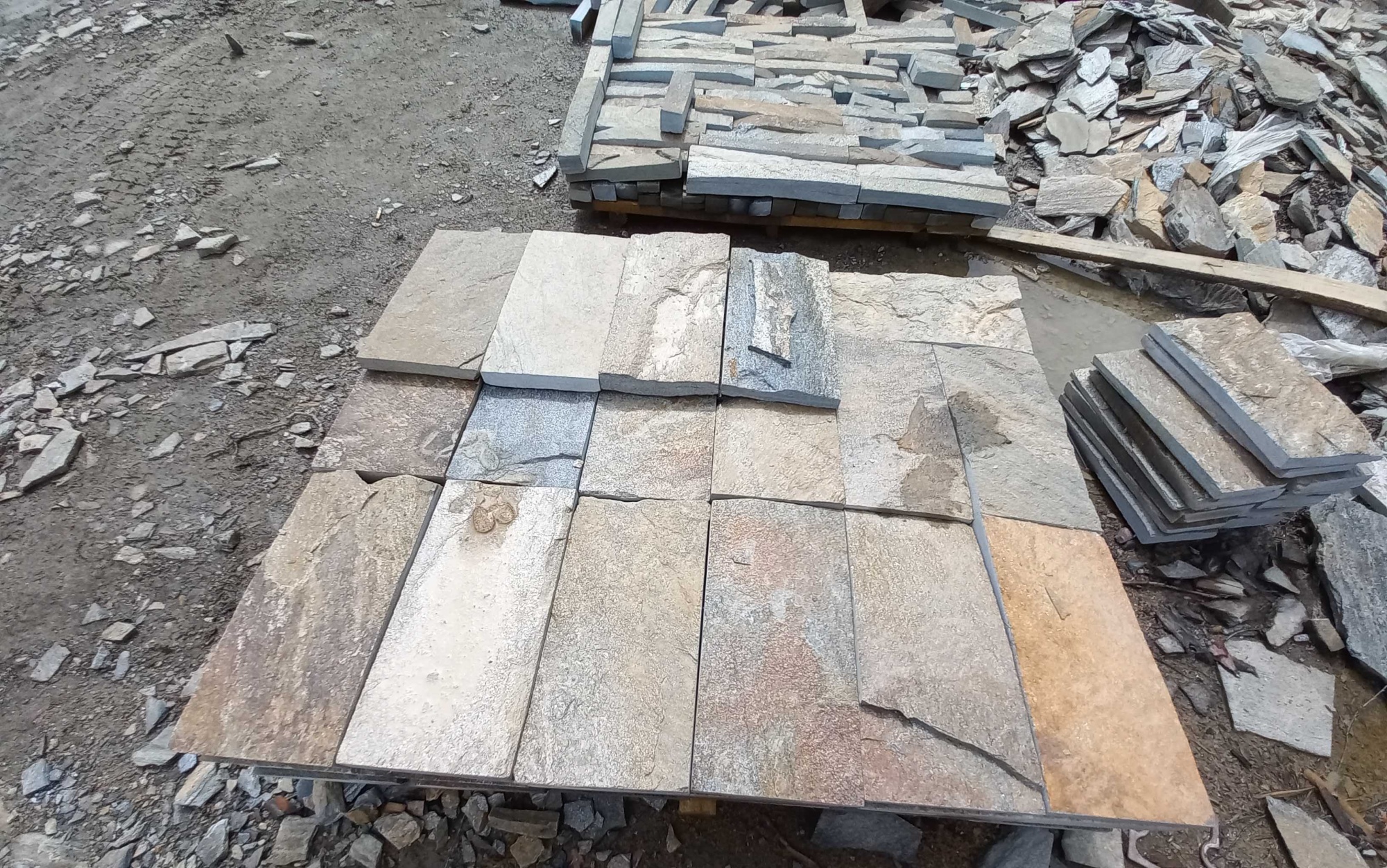 Плитка пилёная златолит Уральский для цоколя, отмостки купить в Волгоградской области