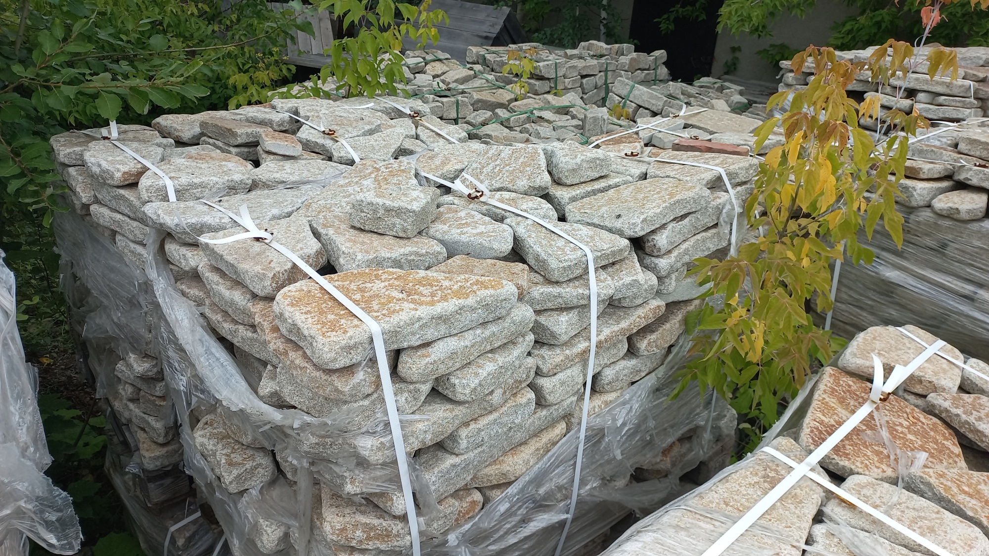 Плитняк галтованный гранитный для ландшафтного дизайна купить в Волгоградской области