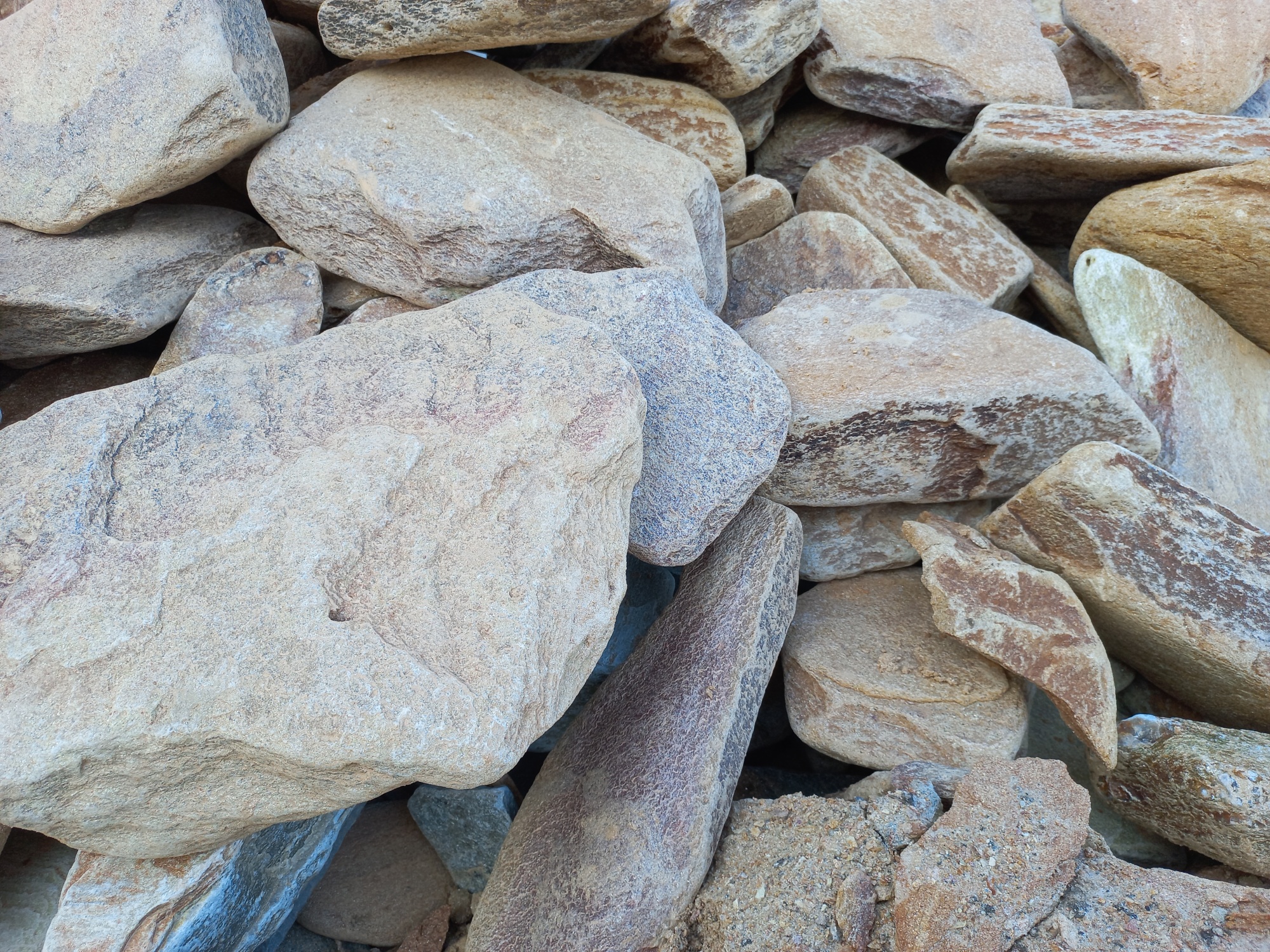 Златолит жёлтый, жёлто-зелёный глыбки и валуны для ланшафтного дизайна купить в Волгоградской области